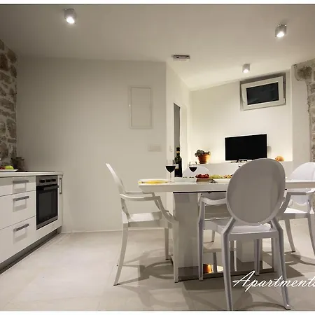 Vertigo Apartment *